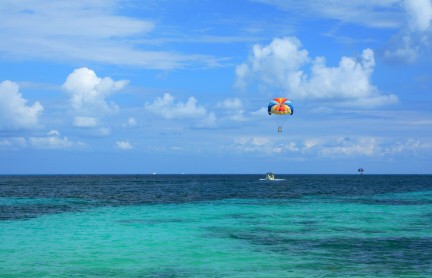 Parasailing, Jamaica, https://www.jamaica-reggae-music-vacation.com/Negril-Jamaica-Activities.html