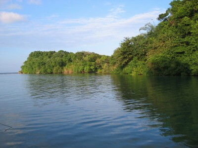 Blue Lagoon in Port Antonio, https://www.jamaica-reggae-music-vacation.com/Port-Antonio-Attractions.html